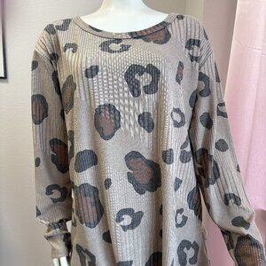 NWT Viamor Leopard Print Ribbed Knit Top Size Large Gray Animal Print